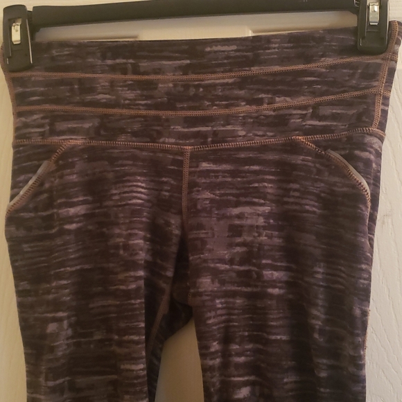 Athleta Gray Camo Capris Size XS - Picture 2 of 8